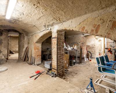 NA PREDAJ ARCHITEKTONICKY NEOBYČAJNÁ ZEMIANSKA KÚRIA Z KONCA 18.STOR.