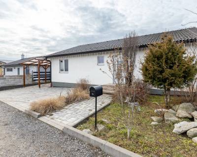 PREDANÉ – ZAUJÍMAVÝ 4-IZB BUNGALOV SO ZÁHRADOU, LEN 15min od KE