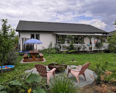 PREDANÉ – ZAUJÍMAVÝ 4-IZB BUNGALOV SO ZÁHRADOU, LEN 15min od KE