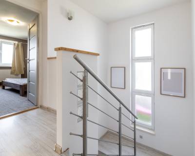 REZERVOVANÝ rod.dom s premyslenou dispozíciou,veľkým pozemkom v Plosk