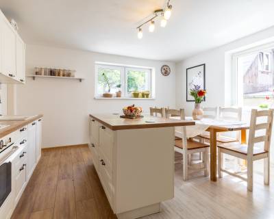 REZERVOVANÝ rod.dom s premyslenou dispozíciou,veľkým pozemkom v Plosk