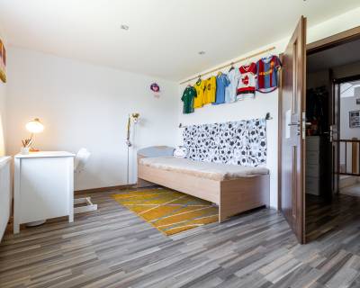 REZERVOVANÝ rod.dom s premyslenou dispozíciou,veľkým pozemkom v Plosk