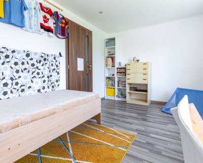 REZERVOVANÝ rod.dom s premyslenou dispozíciou,veľkým pozemkom v Plosk