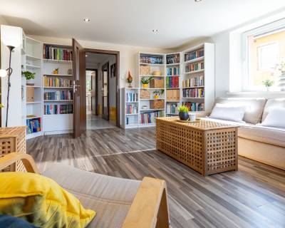 REZERVOVANÝ rod.dom s premyslenou dispozíciou,veľkým pozemkom v Plosk