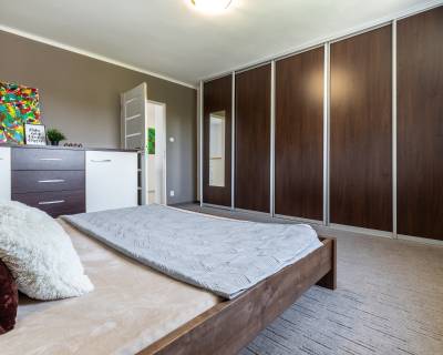 REZERVOVANÝ rod.dom s premyslenou dispozíciou,veľkým pozemkom v Plosk