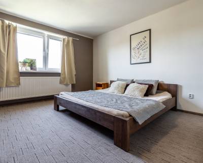 REZERVOVANÝ rod.dom s premyslenou dispozíciou,veľkým pozemkom v Plosk