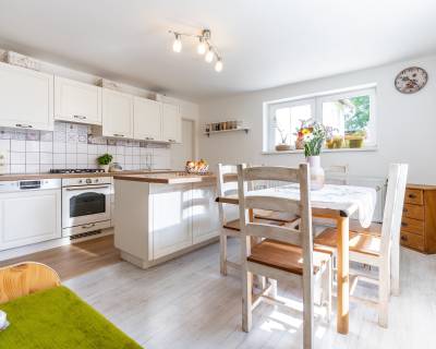 REZERVOVANÝ rod.dom s premyslenou dispozíciou,veľkým pozemkom v Plosk