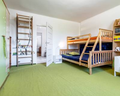 REZERVOVANÝ rod.dom s premyslenou dispozíciou,veľkým pozemkom v Plosk