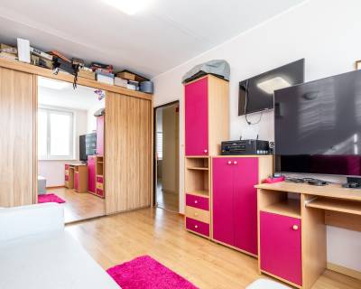 REZERVOVANÝ zrekon.pražák 4izb.byt so zmenenou dispozíciou Železniky