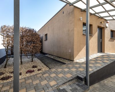 NA PREDAJ SMART 4-IZB BUNGALOV SO ZÁHRADOU A VÝHĽADOM NA JAZERO
