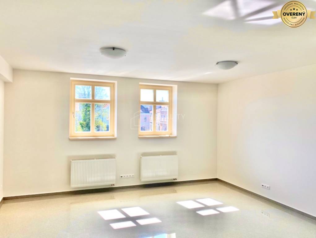 Na prenájom kancelária 40 m2 - Mariánske námestie Žilina 