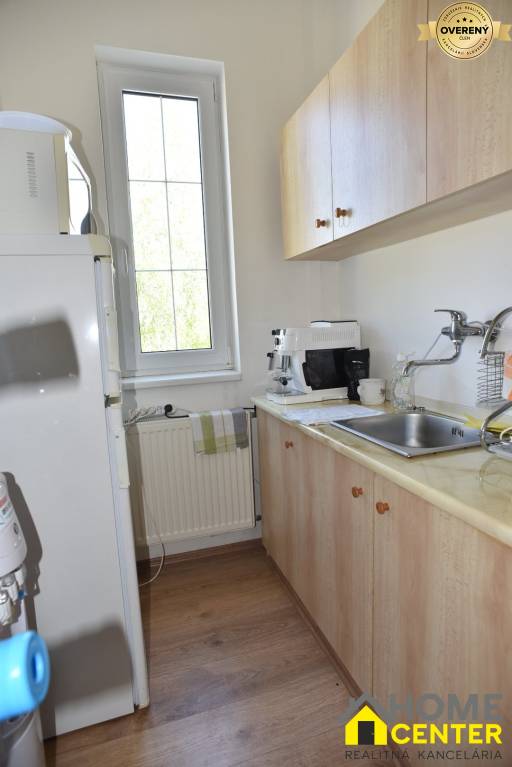 NA PREDAJ AREÁL S MUROVANOU HALOU, VÝROBNÝM PRIESTOROM, 6580m2