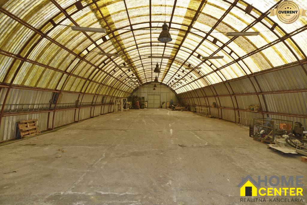 NA PREDAJ AREÁL S MUROVANOU HALOU, VÝROBNÝM PRIESTOROM, 6580m2