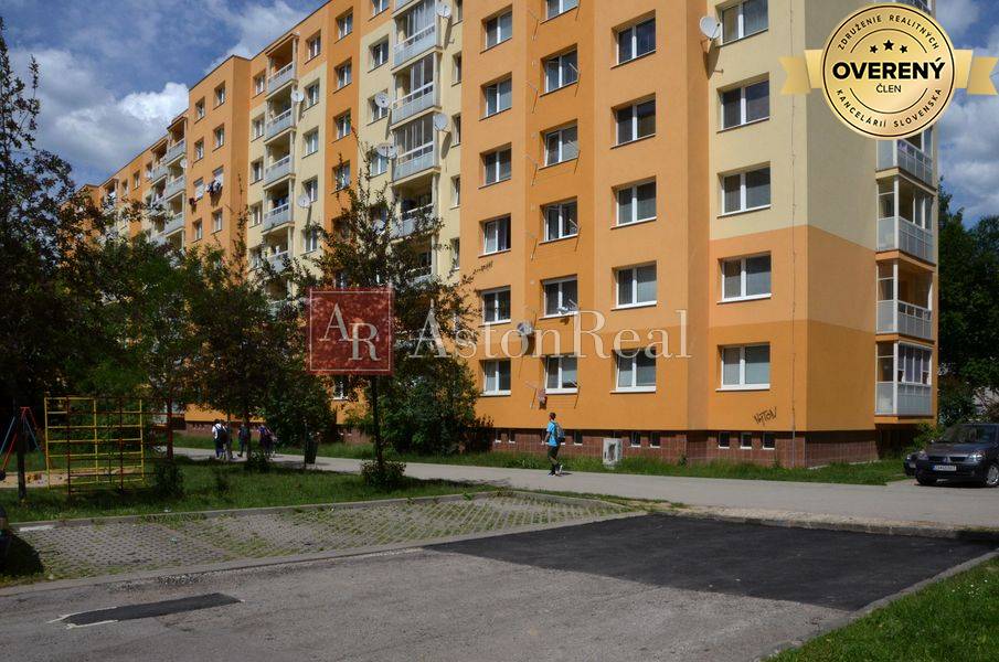 VÝKUP: Prerobený 4-izbový byt s balkónom, 92 m2, Vlčince-Zvolenská, ZA