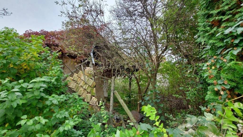 Pozemok so starým rodinným domom na zbúranie Strekov