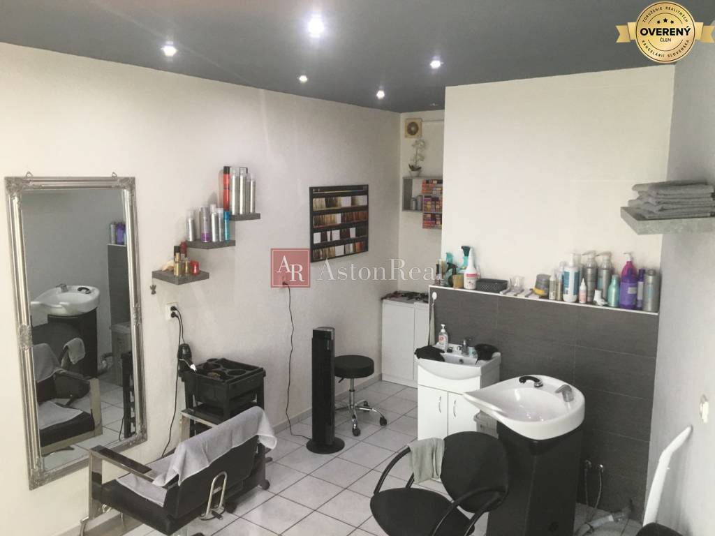 HISTORICKÁ BUDOVA / DOM - OBCHODY a BYTY v centre mesta Šahy