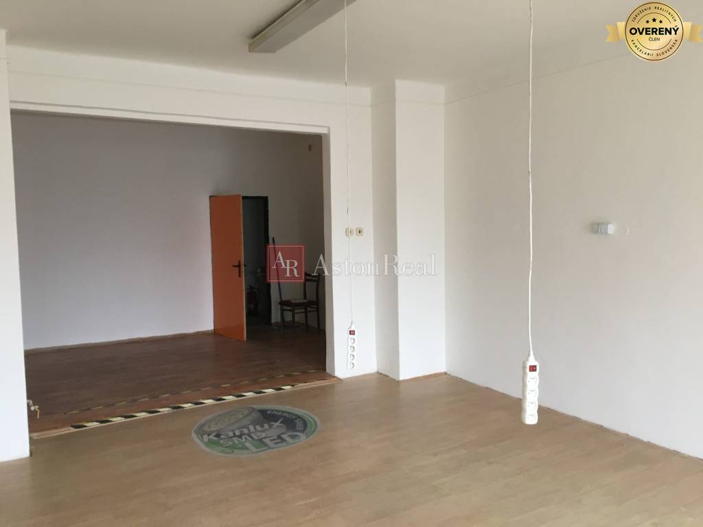 HISTORICKÁ BUDOVA / DOM - OBCHODY a BYTY v centre mesta Šahy