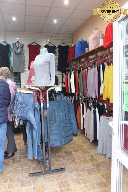 HISTORICKÁ BUDOVA / DOM - OBCHODY a BYTY v centre mesta Šahy