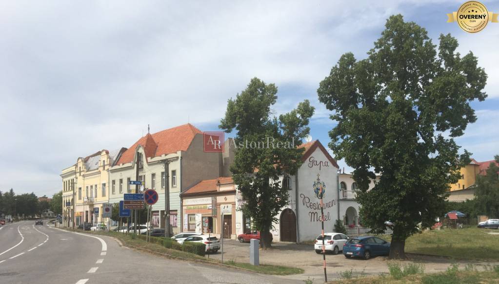 NA PREDAJ: HISTORICKÁ BUDOVA - OBCHODY a BYTY v centre mesta Šahy