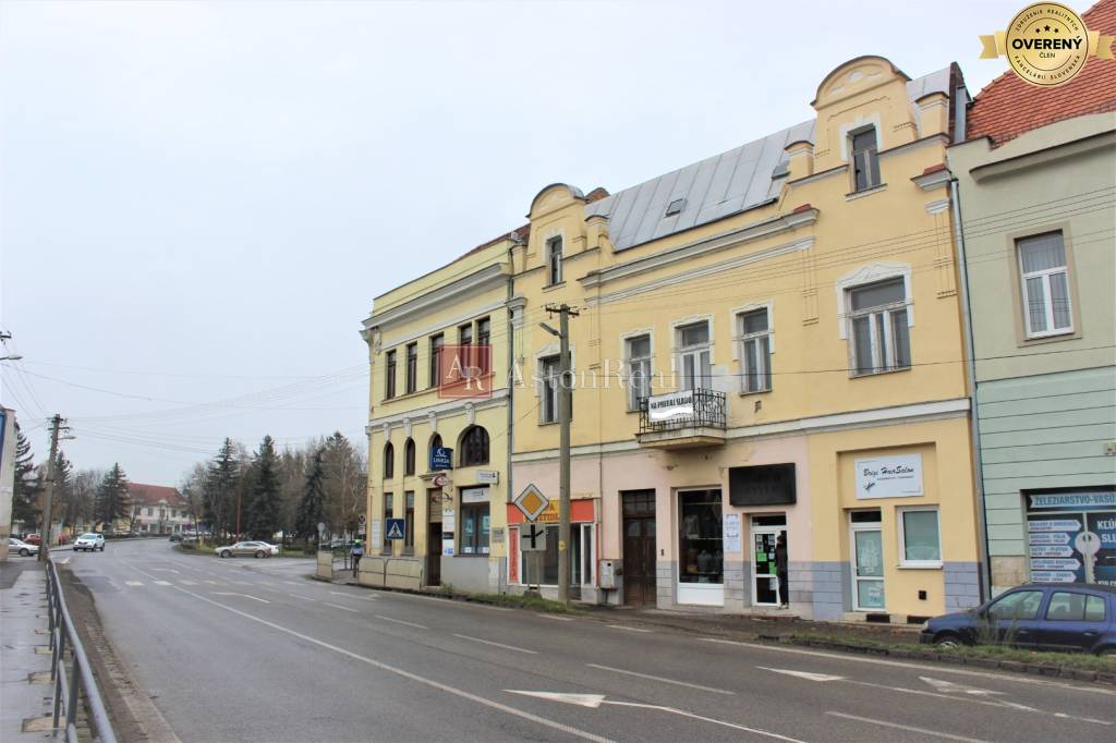 NA PREDAJ: HISTORICKÁ BUDOVA - OBCHODY a BYTY v centre mesta Šahy