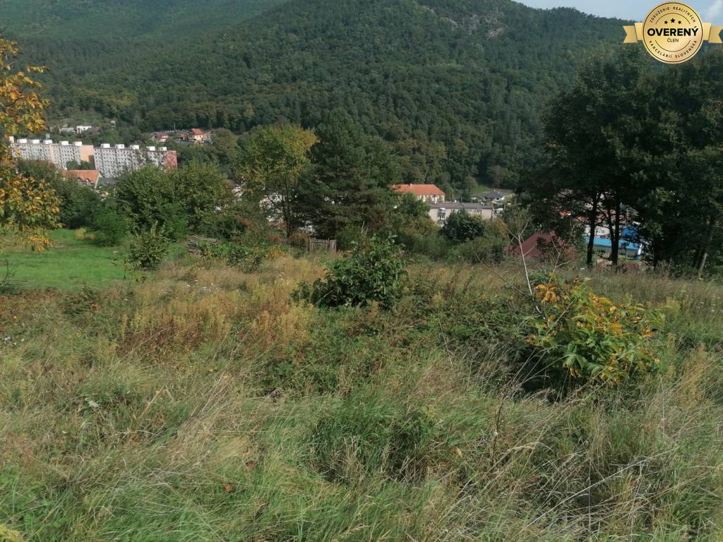 Stavebný pozemok Nová Baňa s výhľadom na mesto