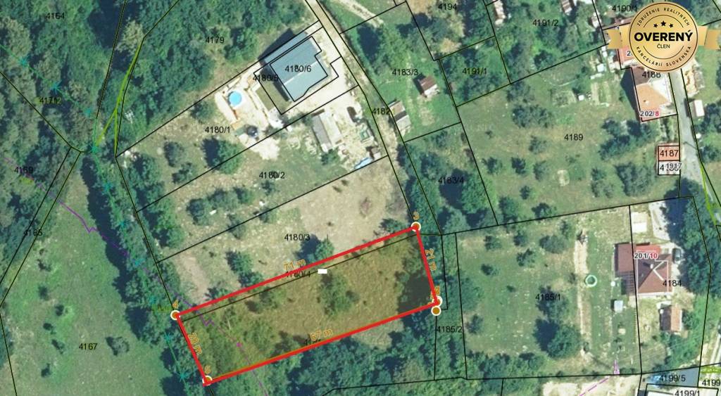 Stavebný pozemok Nová Baňa s výhľadom na mesto