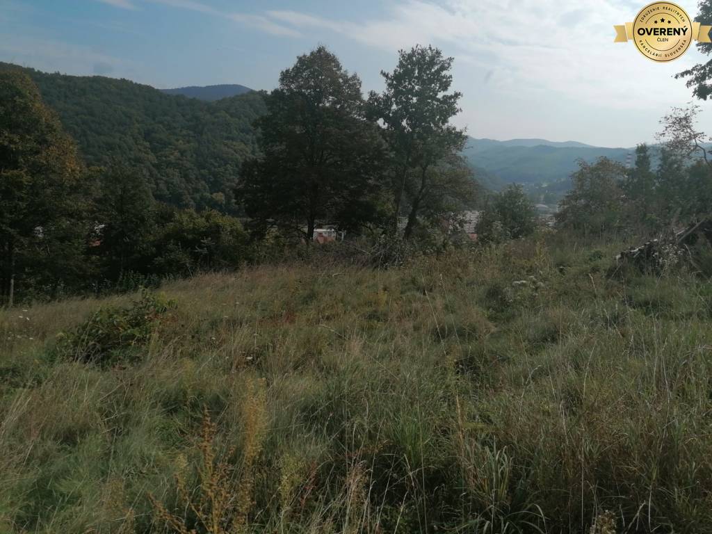 Stavebný pozemok Nová Baňa s výhľadom na mesto