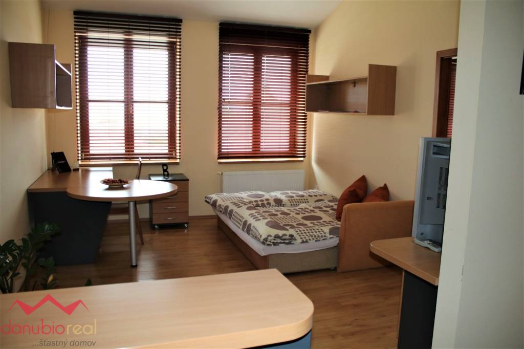 Na predaj penzión s veľkým parkom v centre obce Okoličná na Ostrove.