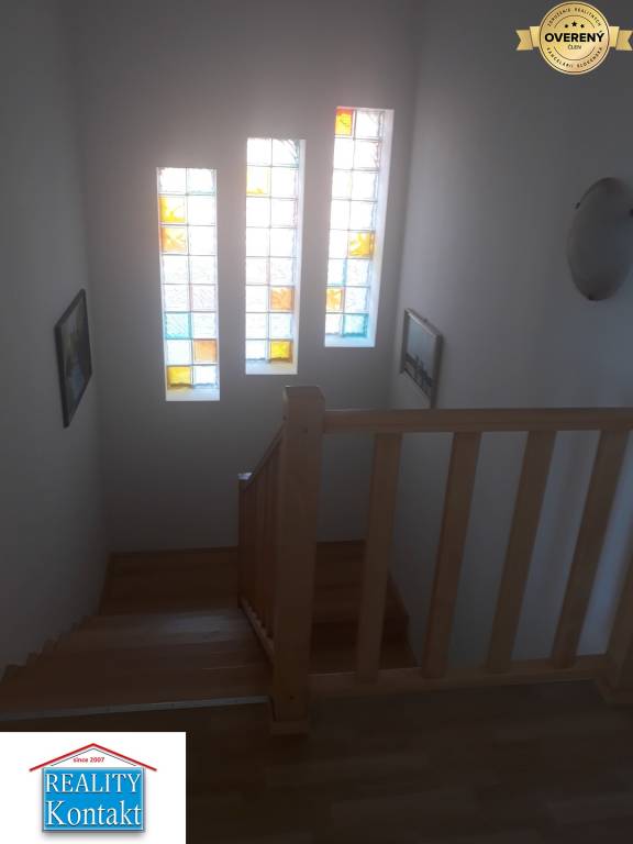 Zrekonštruovaný 6 izbový  poschodový dom v centre obci Marcelová