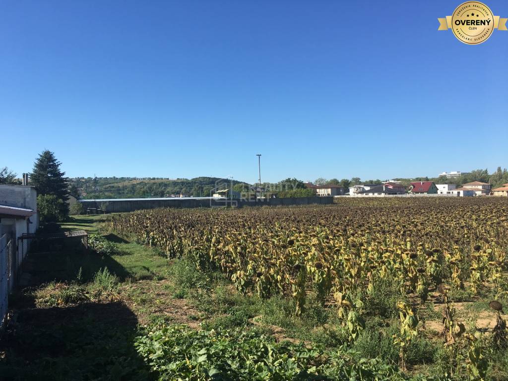 Ponúkame na predaj pozemok 1587 m2 v Moravanoch nad Váhom