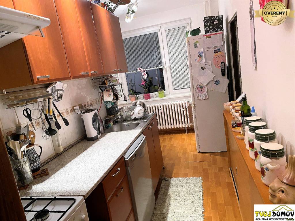 Priestranný dvojizbový byt v Hriňovej, balkón+výťah, znížená cena