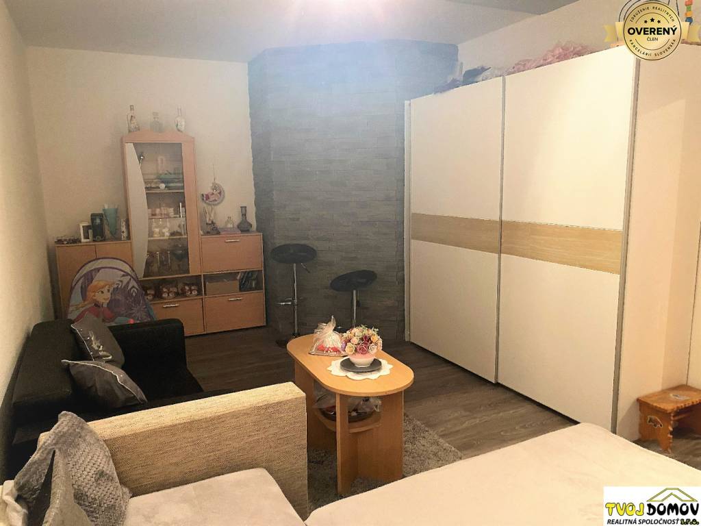 Priestranný dvojizbový byt v Hriňovej, balkón+výťah, znížená cena