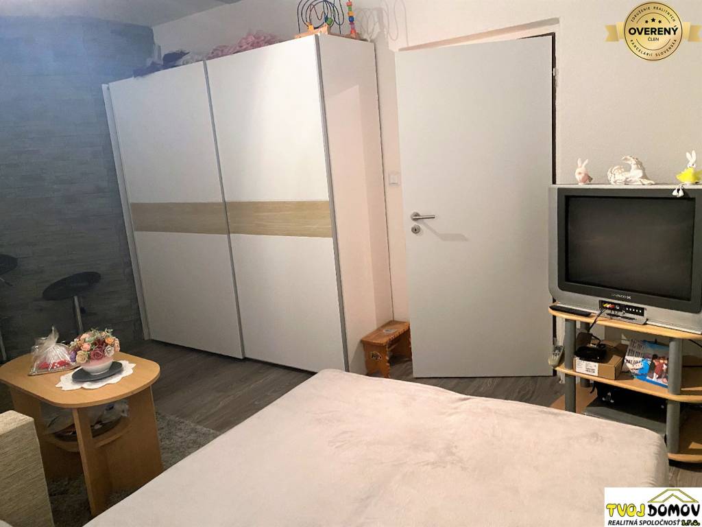 Priestranný dvojizbový byt v Hriňovej, balkón+výťah, znížená cena