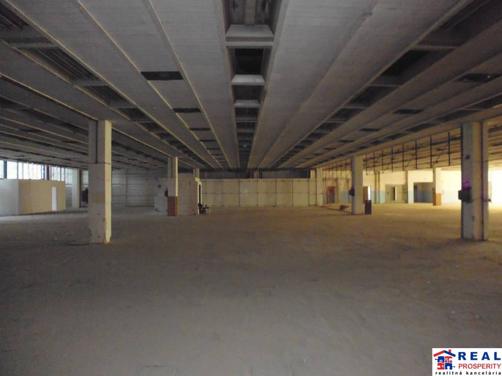 MASARYKOVA: SKLADOVACIE priestory - hala cca 2.600 m2-možnosť delenia
