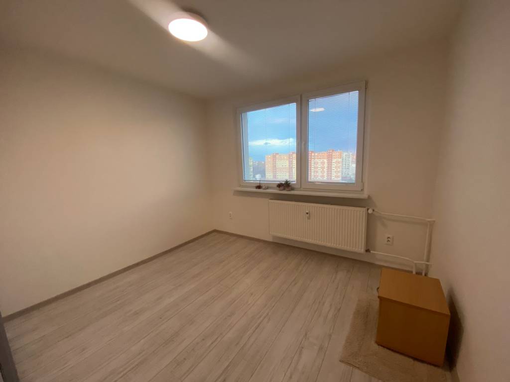 PRENÁJOM 4 izbový byt, Petržalka, Mlynarovičova ul.