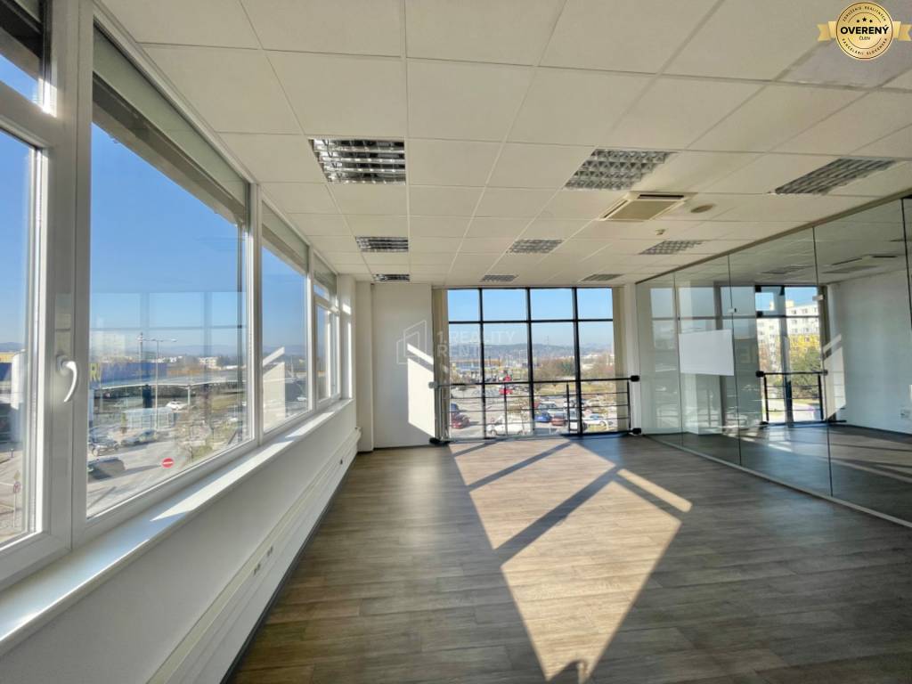 Na prenájom kancelárske priestory 1603 m2 v Living centre v Žiline