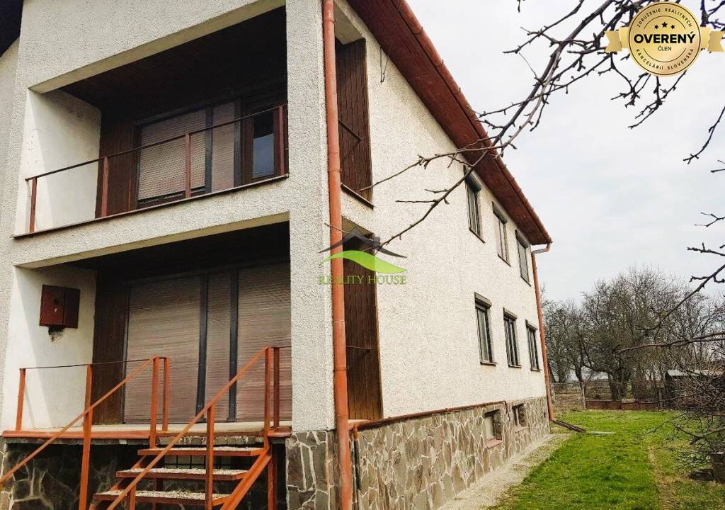 Poschodový rodinný dom v obci Bracovce .