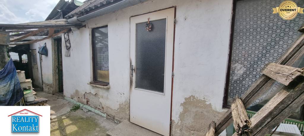 Znížená cena !! Na predaj starší troj izbový rodinný dom v obci Bánov