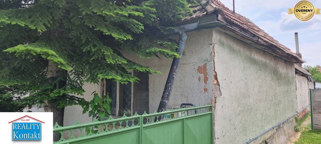 Znížená cena !! Na predaj starší troj izbový rodinný dom v obci Bánov