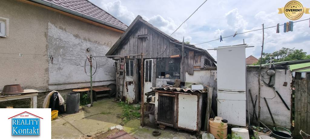 Znížená cena !! Na predaj starší troj izbový rodinný dom v obci Bánov