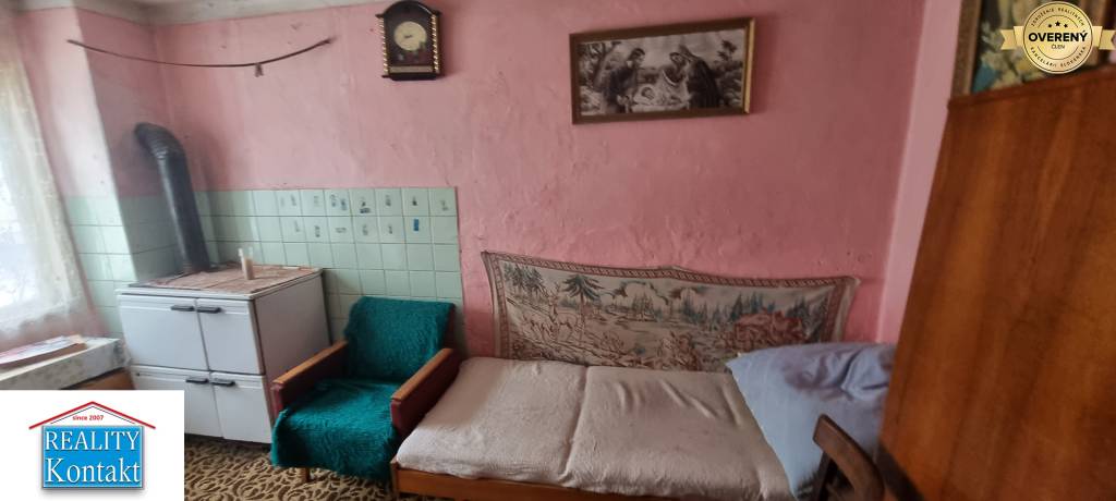 Znížená cena !! Na predaj starší troj izbový rodinný dom v obci Bánov