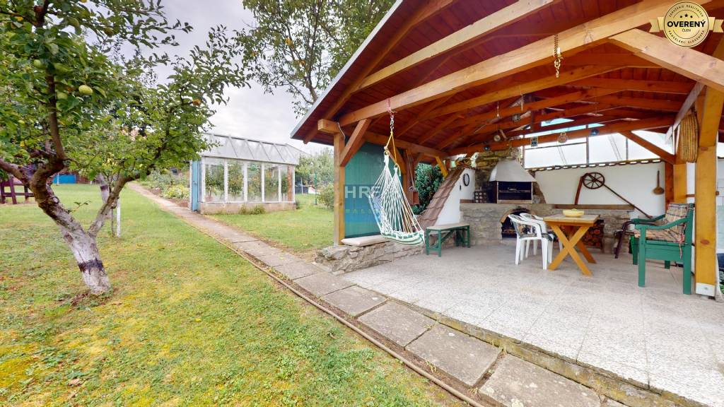Útulná chata s udržiavanou záhradou, altánkom a klenbenou pivnicou 