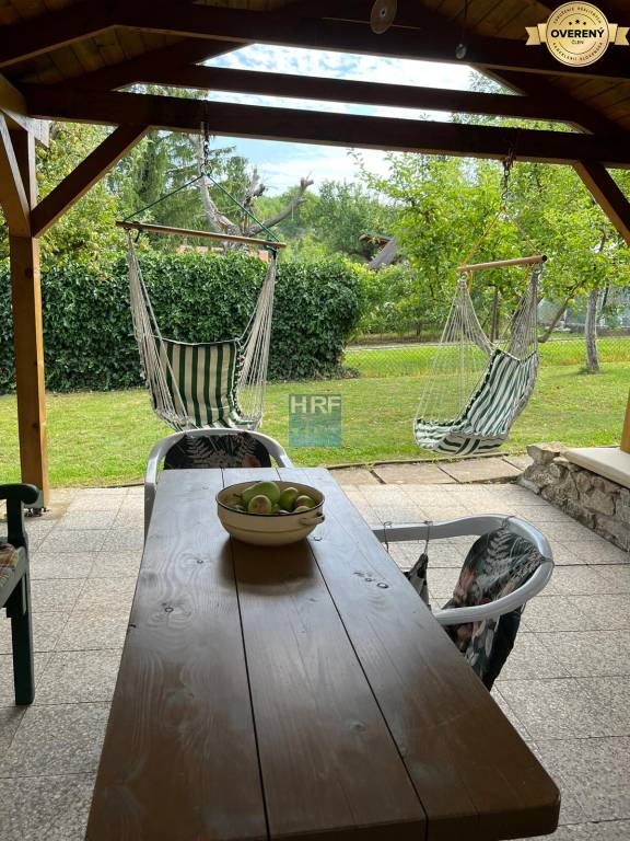 Útulná chata s udržiavanou záhradou, altánkom a klenbenou pivnicou 