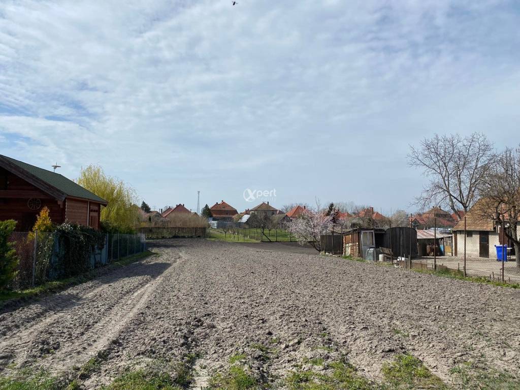 Predám stavebný pozemok v obci Opatovský Sokolec - 1000 m2 