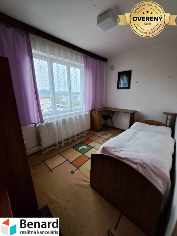 STROPKOV,DVOJGENERAČNÝ RD, 7 IZIEB, POZEMOK 833m2,KALINČIAKOVA