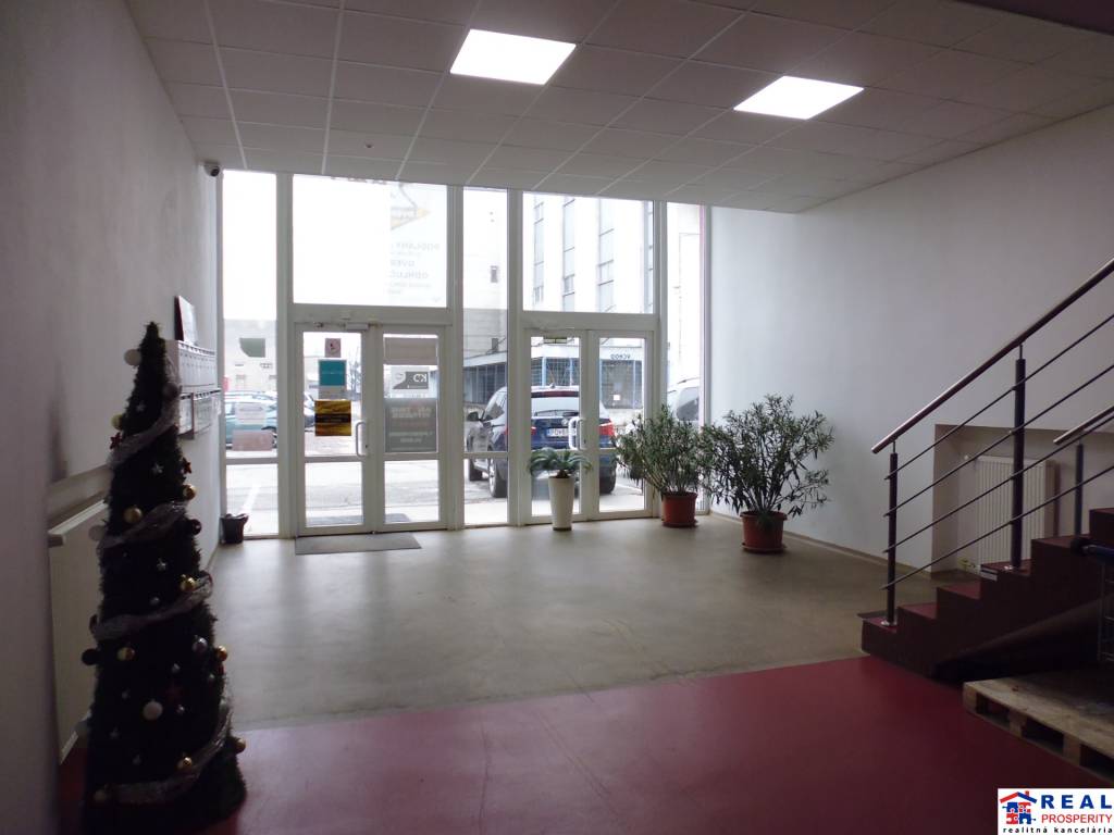 MASARYKOVA: VOĽNÉ OBCHODNÉ priestory- PRÍZEMIE 190 m2-KLIMATIZÁCIA