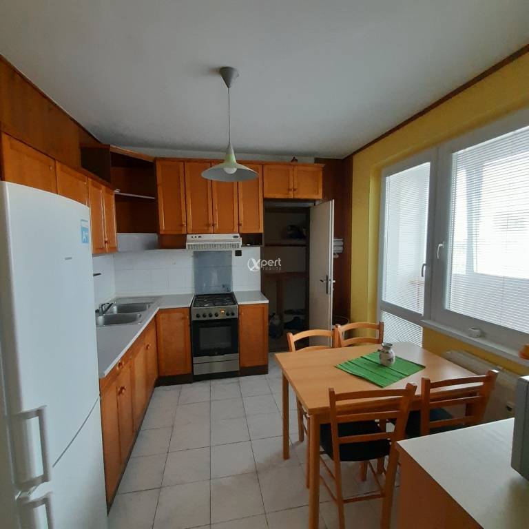 Predaj veľký 2i byt s loggiou v centre mesta Šamorín na Hlavnej ul.