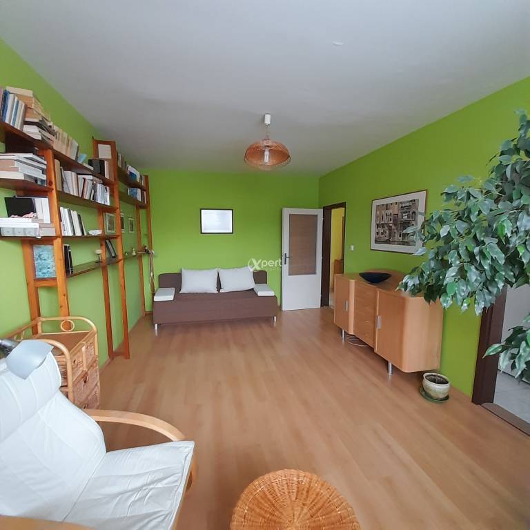 Predaj veľký 2i byt s loggiou v centre mesta Šamorín na Hlavnej ul.