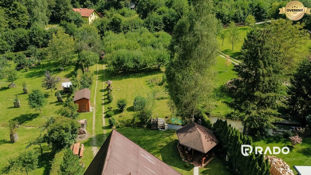 RADO | IBA U NÁS! Rekr. dom zariadený so stavbami | Belušské Slatiny
