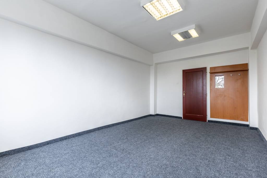 BC TOMÁŠIKOVA 35 - kancelária 19 m2 na prenájom 224€ (vrátane energií)